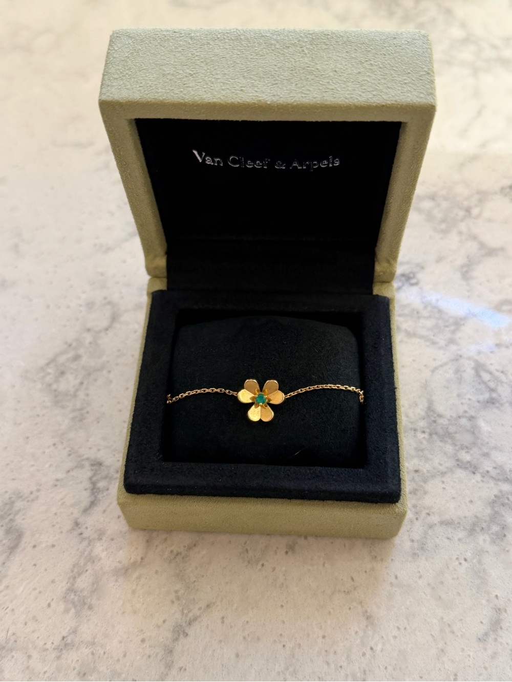 Van Cleef & Arpels Frivole bracelet mini in 18K yellow gold & emerald